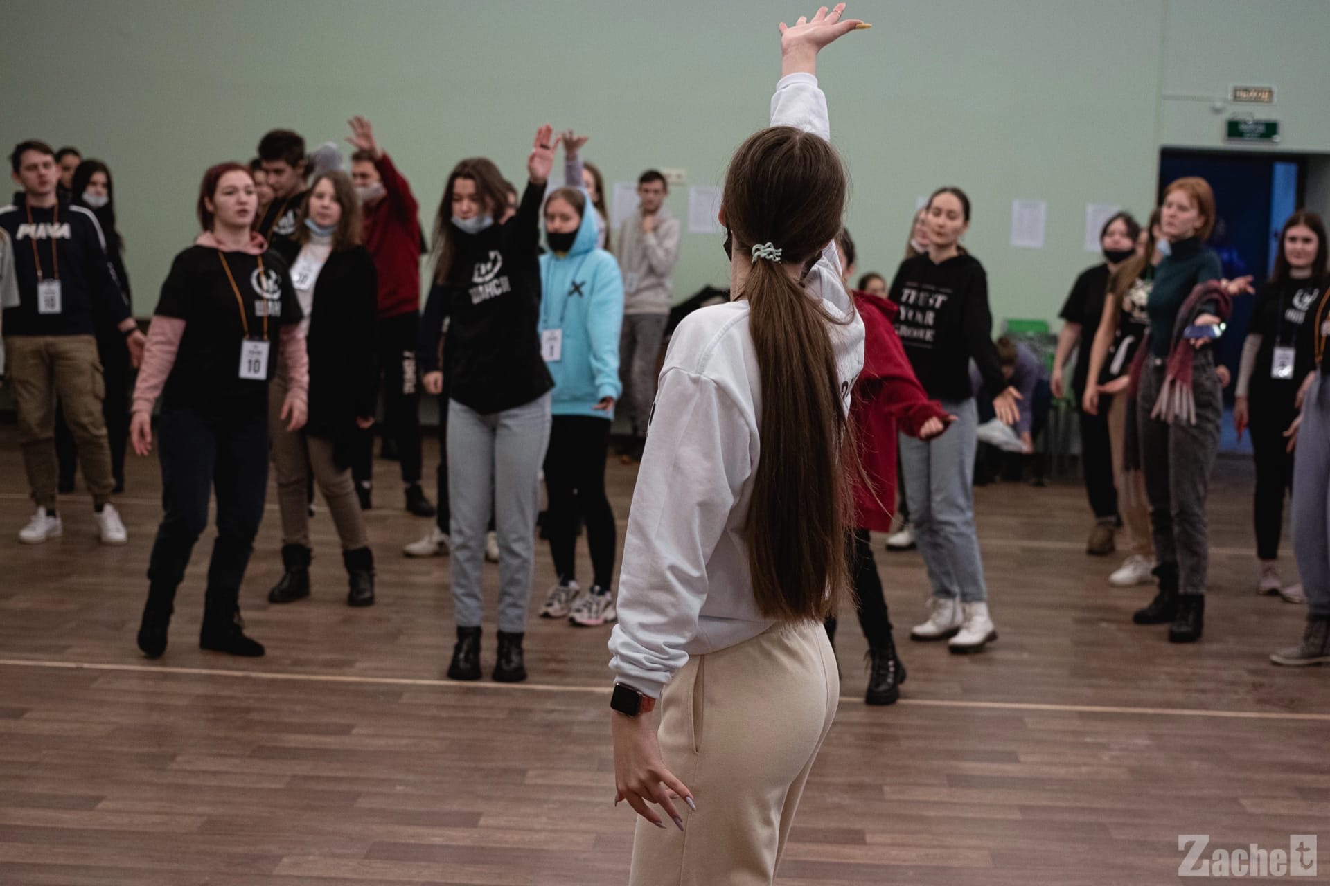 Выступите в роли организатора. Учитель выступает. Оратор женщина. Выступите в роли организатора. Выступите в роли организатора.